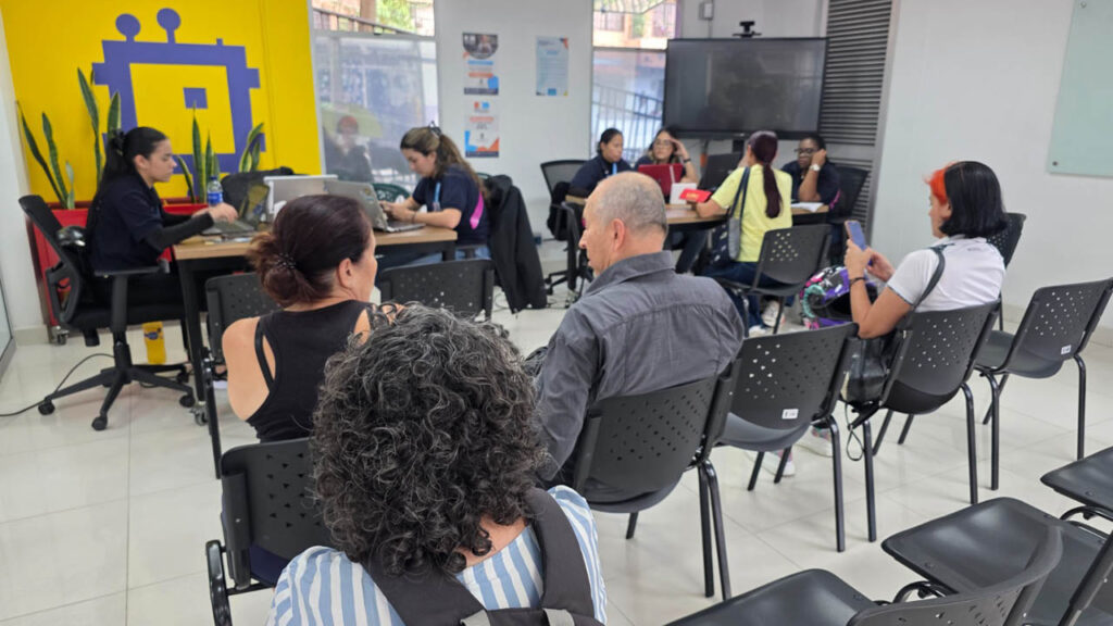 Imagen de ciudadanos recibiendo asesoría de vivienda