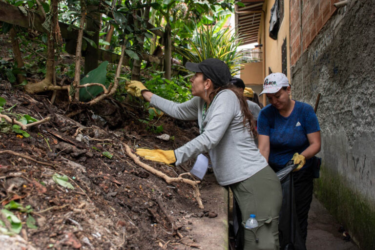 Imagen de dos mujeres en limpieza de zona verde
