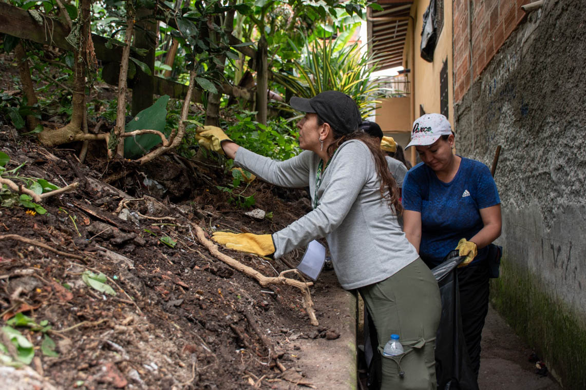 Imagen de dos mujeres en limpieza de zona verde