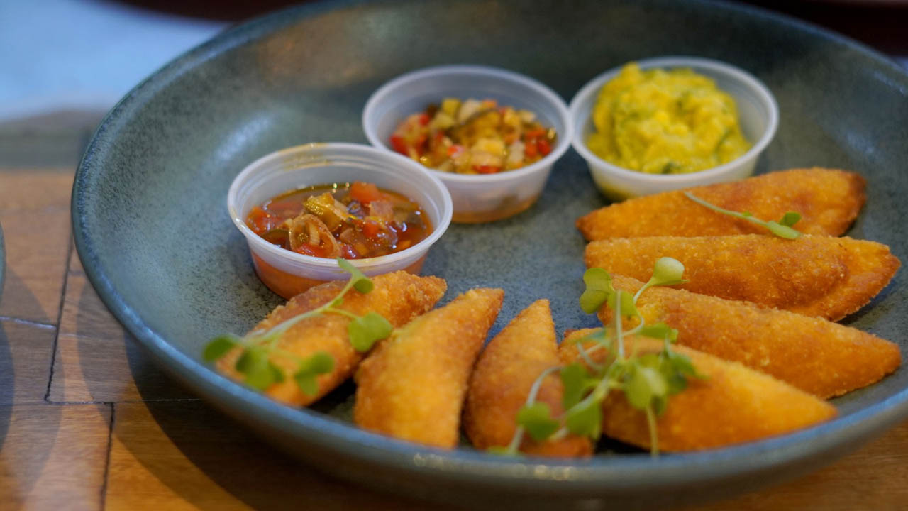 Imagen de empanadas con salsas