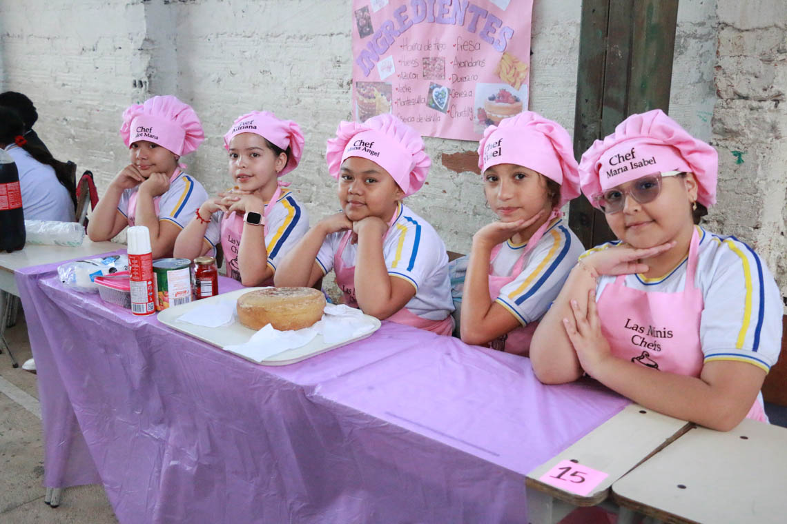 Imagen de equipo de niñas participantes en consurso Con una pizca de matemática 1