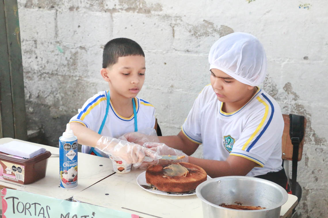 Imagen de equipo de pareja de niños participantes en concurso Con una pizca de matemática