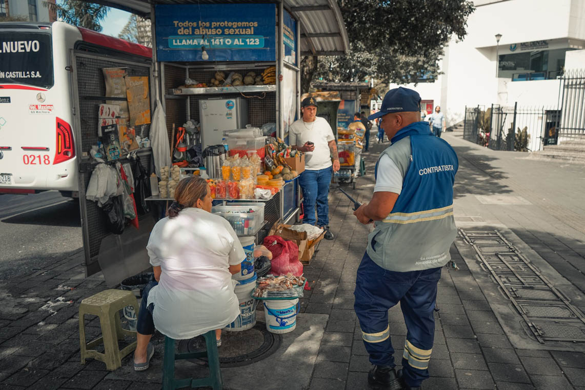 Imagen de funcionario de Espacio Público con ventera formal