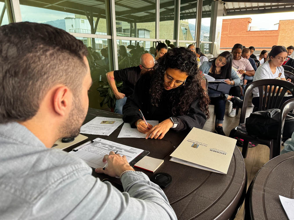 Imagen de funcionario de ISVIMED con la comunidad