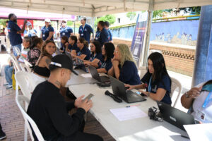 Imagen de funcionarios asesorando a la comunidad