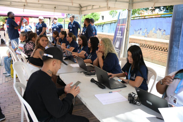Imagen de funcionarios asesorando a la comunidad