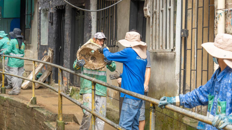 Imagen de funcionarios con lavamanos encontrado en limpieza de quebrada