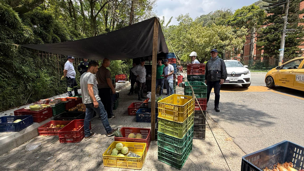 Imagen de funcionarios haciendo controles de espacio público
