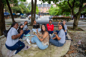 Imagen de grupo de jóvenes pintando
