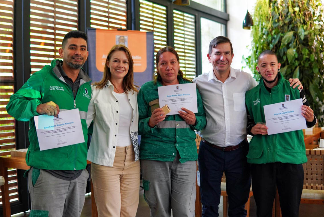 Imagen de integrantes del Comité de Aseo y Ornato con diplomas