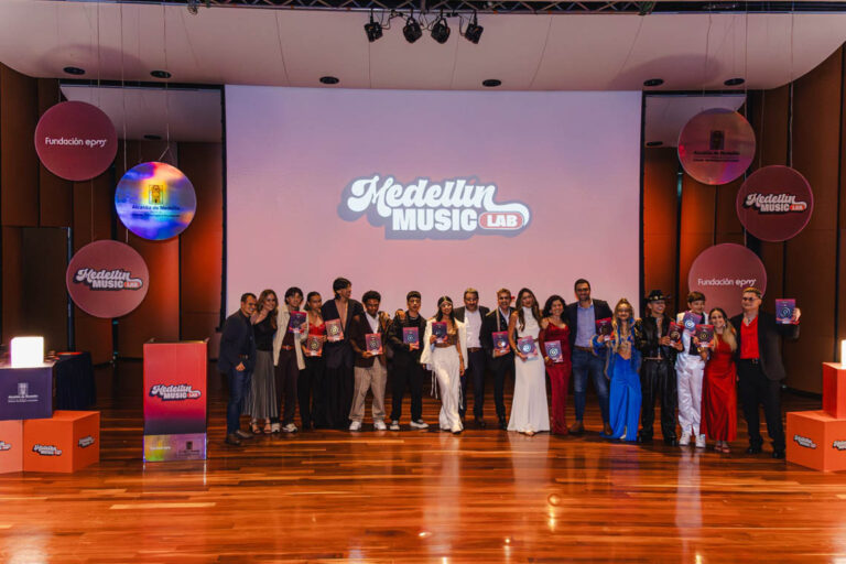 Imagen de jóvenes participantes en Medellín Music Lab