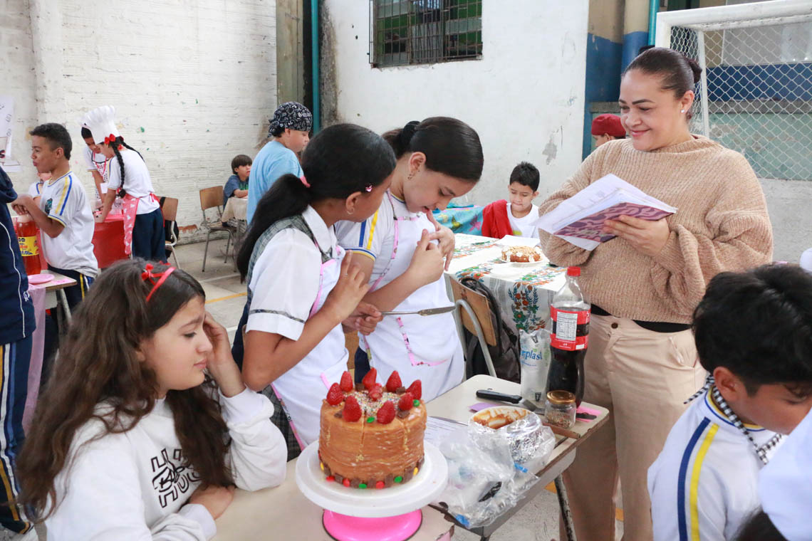 Imagen de jueza con equipo participante en concurso Con una pizca de matemática