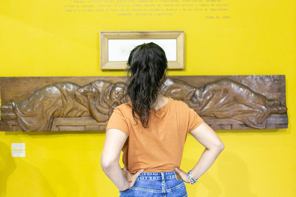 Imagen de mujer observando una obra en museo