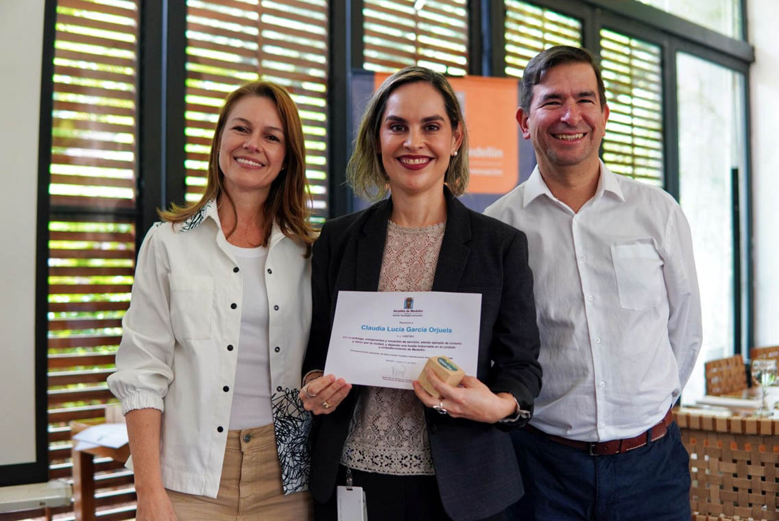 Imagen de mujer recibiendo diploma