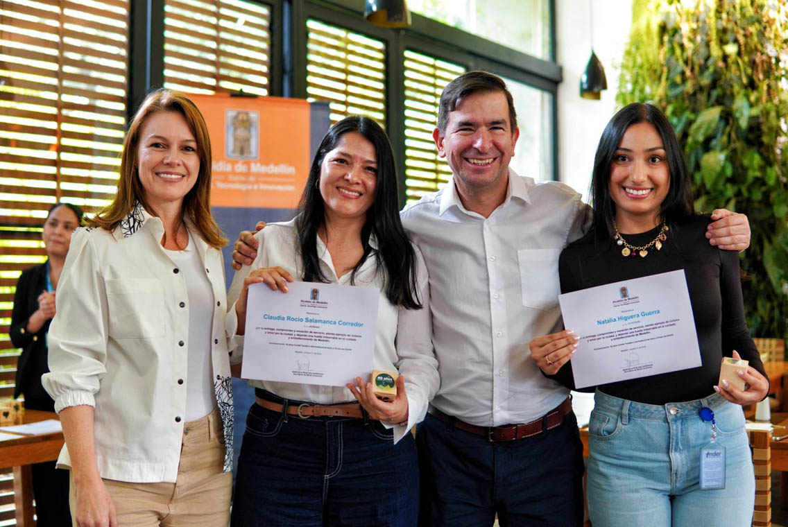 Imagen de mujeres con diplomas