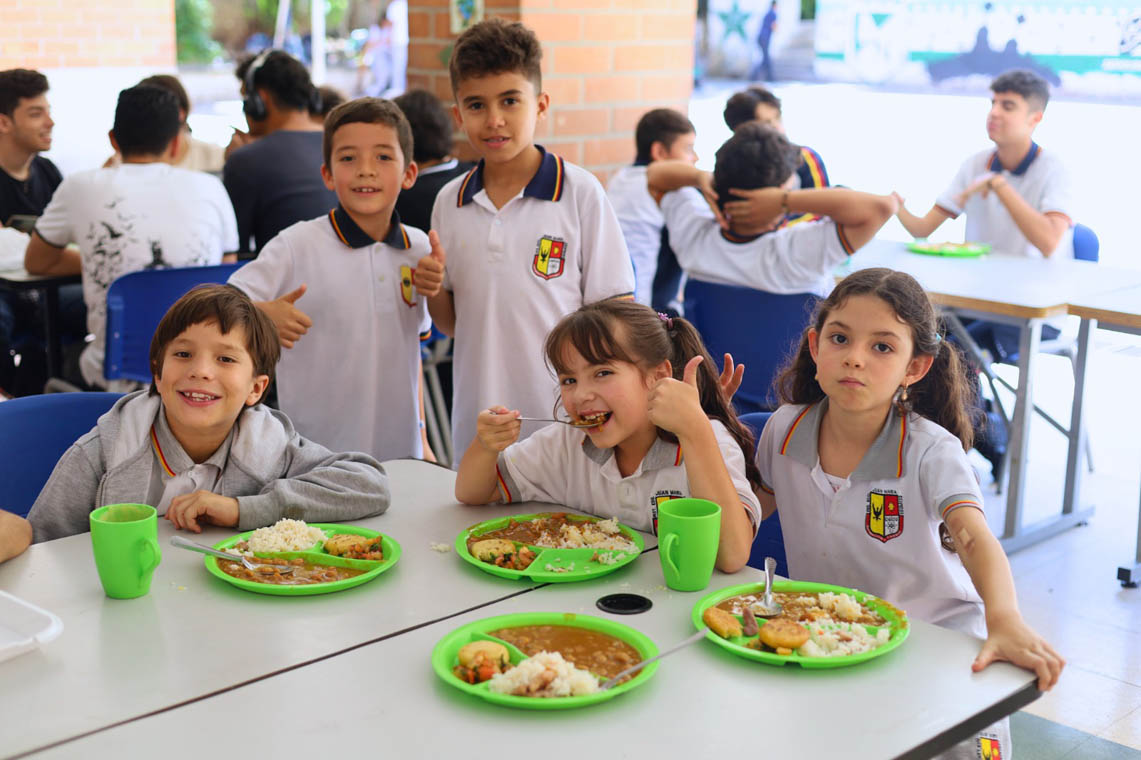 Imagen de niños escolares con alimentación del PAE