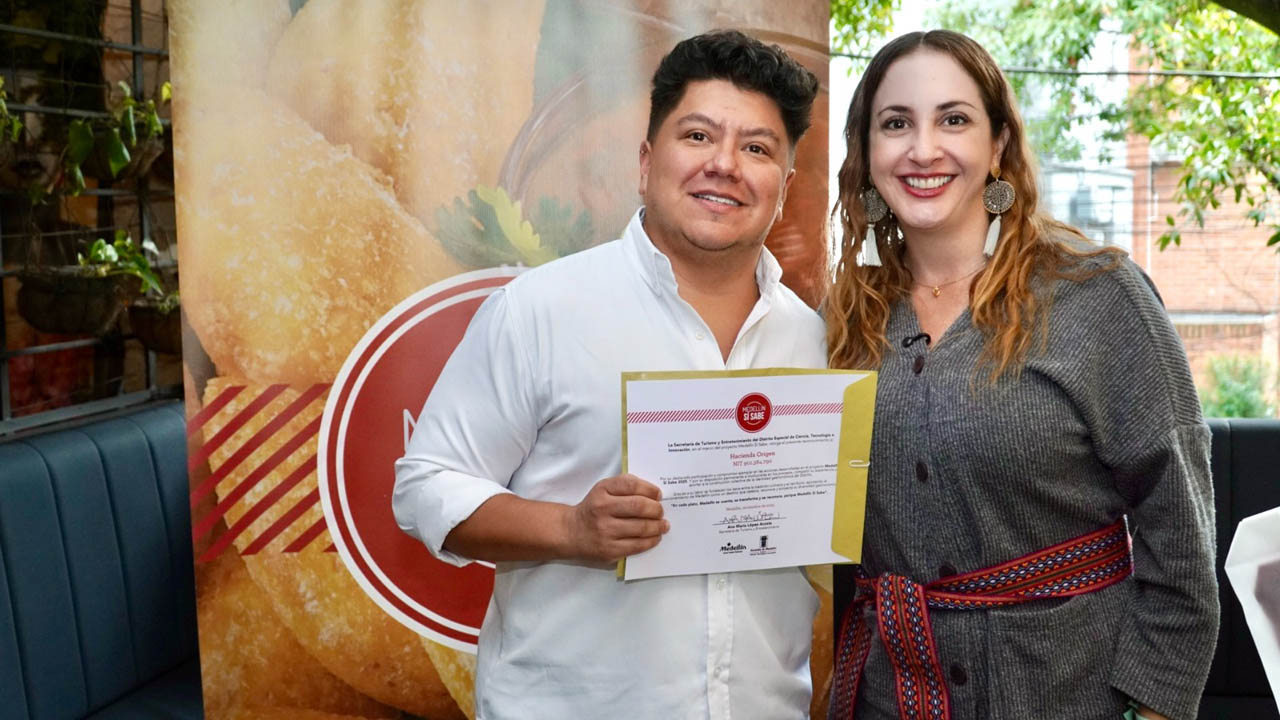 Imagen de pareja con diploma de Medellín Si Sabe