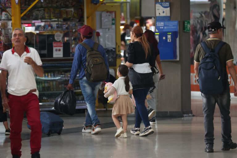 Imagen de pasajeros en terminal de transporte