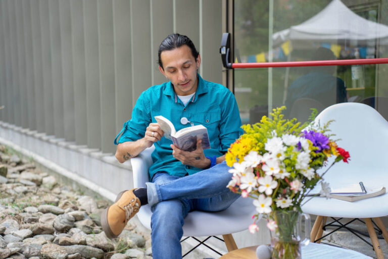 Imagen de persona sentada leyendo un libro