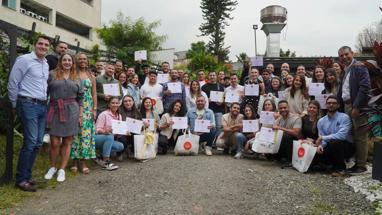 Imagen de personas con diploma de Medellín Si Sabe