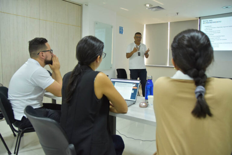 Imagen de personas en capacitación