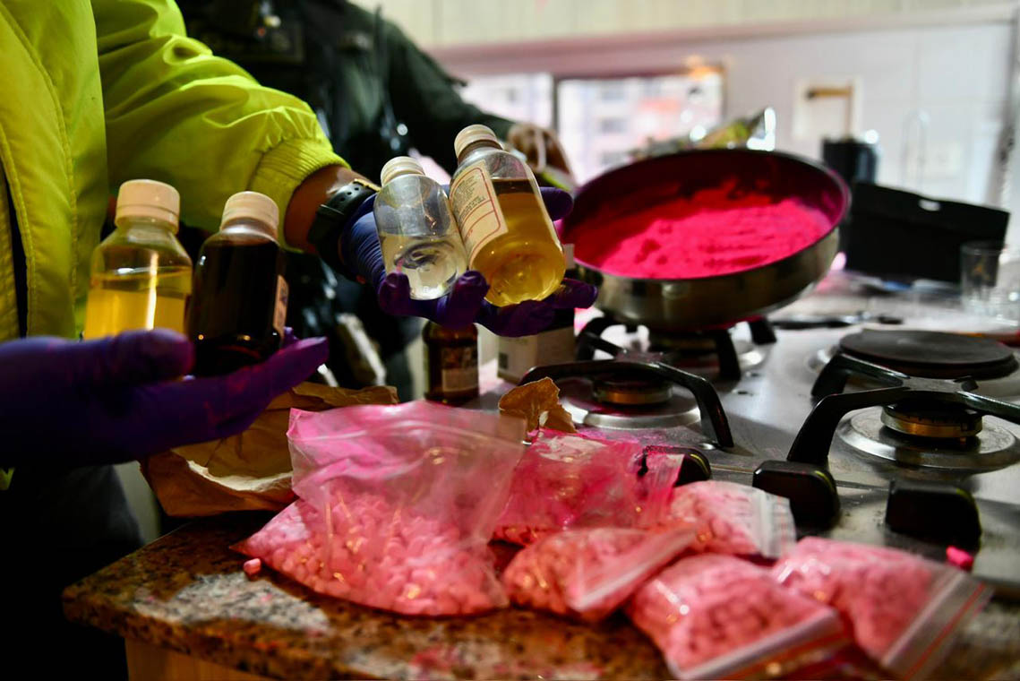 Imagen de policía decomisando drogas