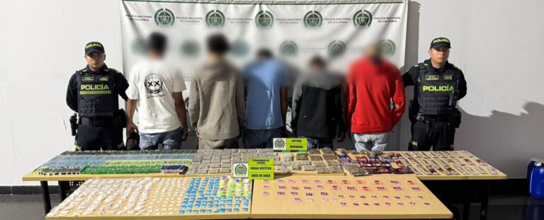 Imagen de policías con capturados por drogas