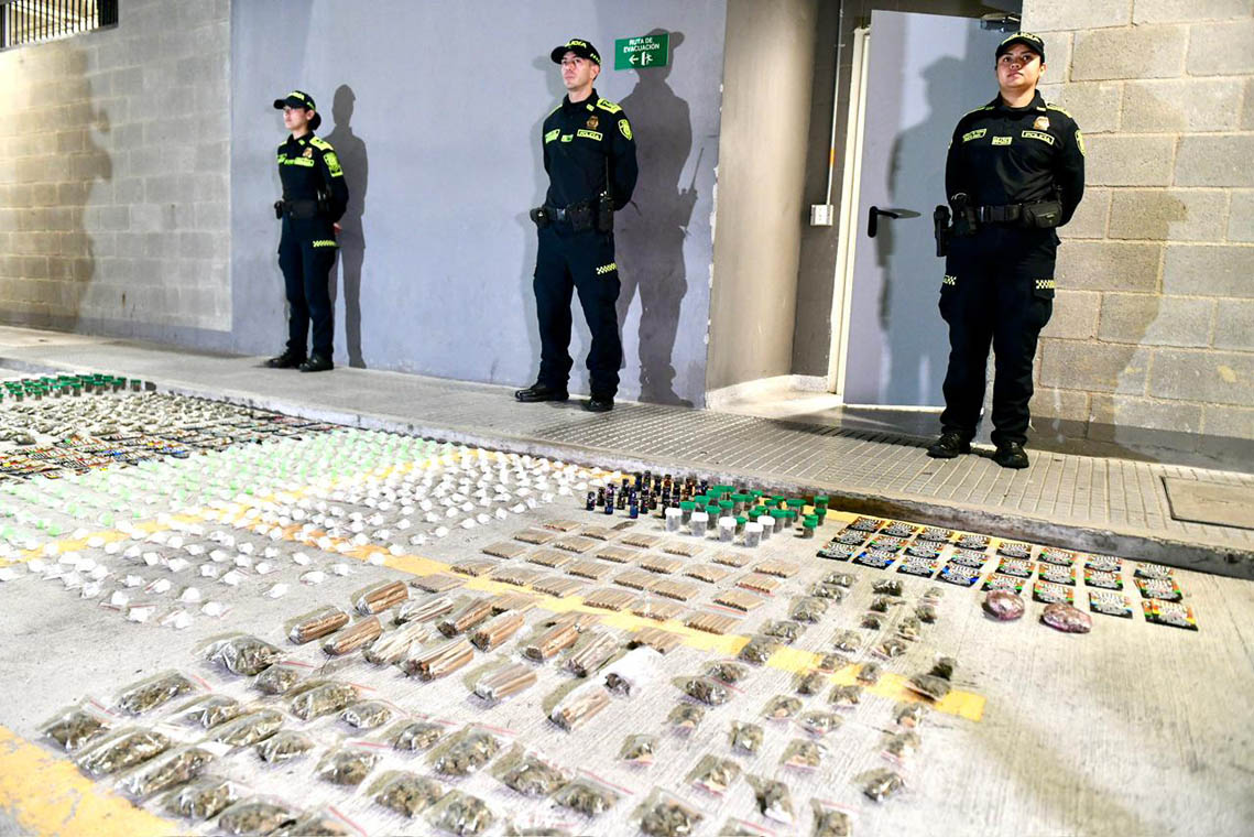 Imagen de policías con drogas decomisadas