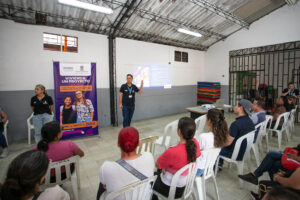 Imagen de reunión con comunidad sobre vivienda propia