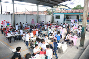 Imagen de todos los niños participantes de concurso Con una pizca de matemática