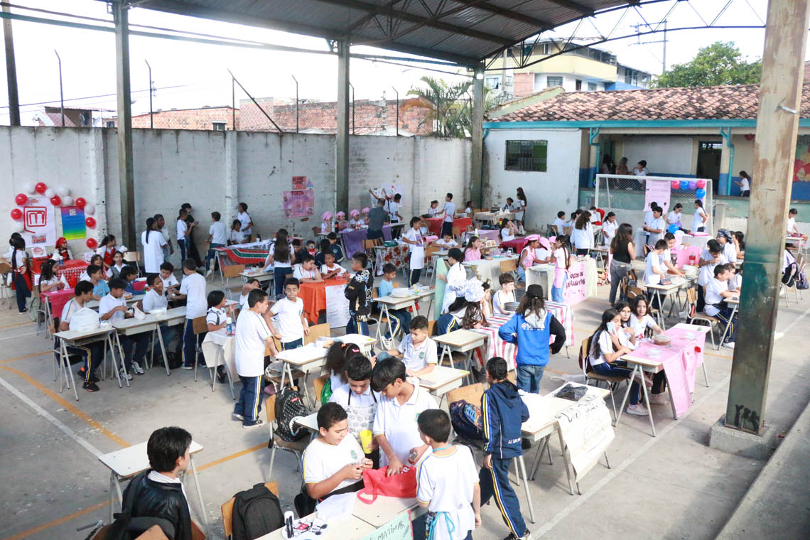 Imagen de todos los niños participantes de concurso Con una pizca de matemática