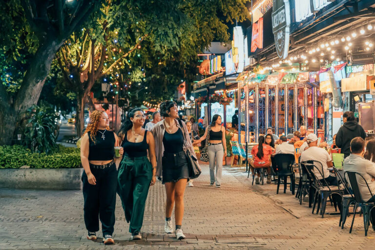Imagen de tres mujeres caminando por zona de establecimientos comerciales