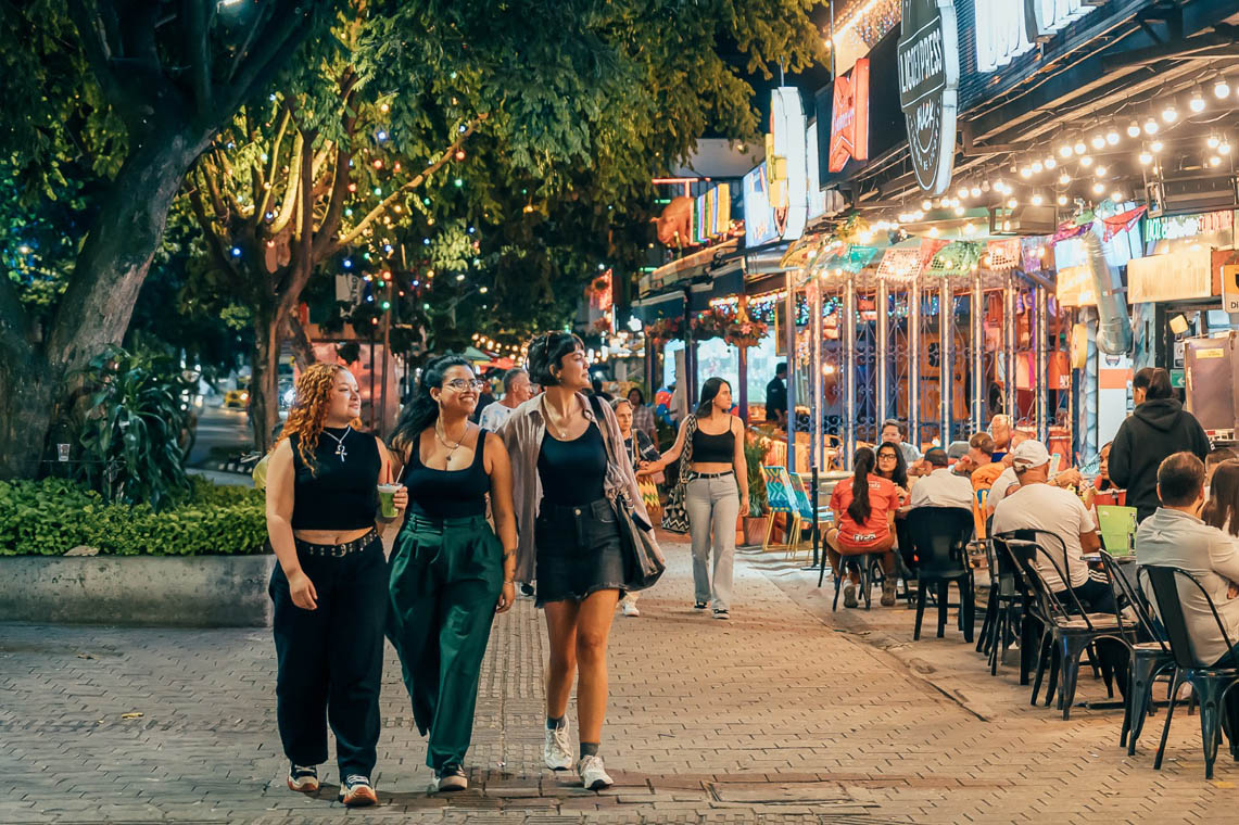 Imagen de tres mujeres caminando por zona de establecimientos comerciales