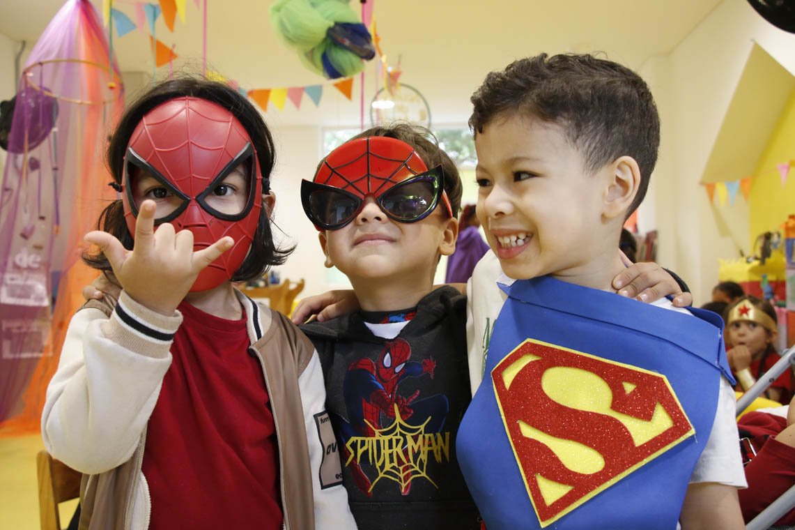 Imagen de tres niños disfrazados