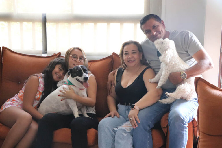 Imagen de una familia con dos perros