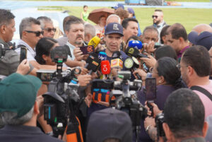Imagen del Alcalde Federico Gutiérrez con medios de comunicación en anuncio de la renovación del renovado Estadio de Atletismo Alfonso Galvis Duque