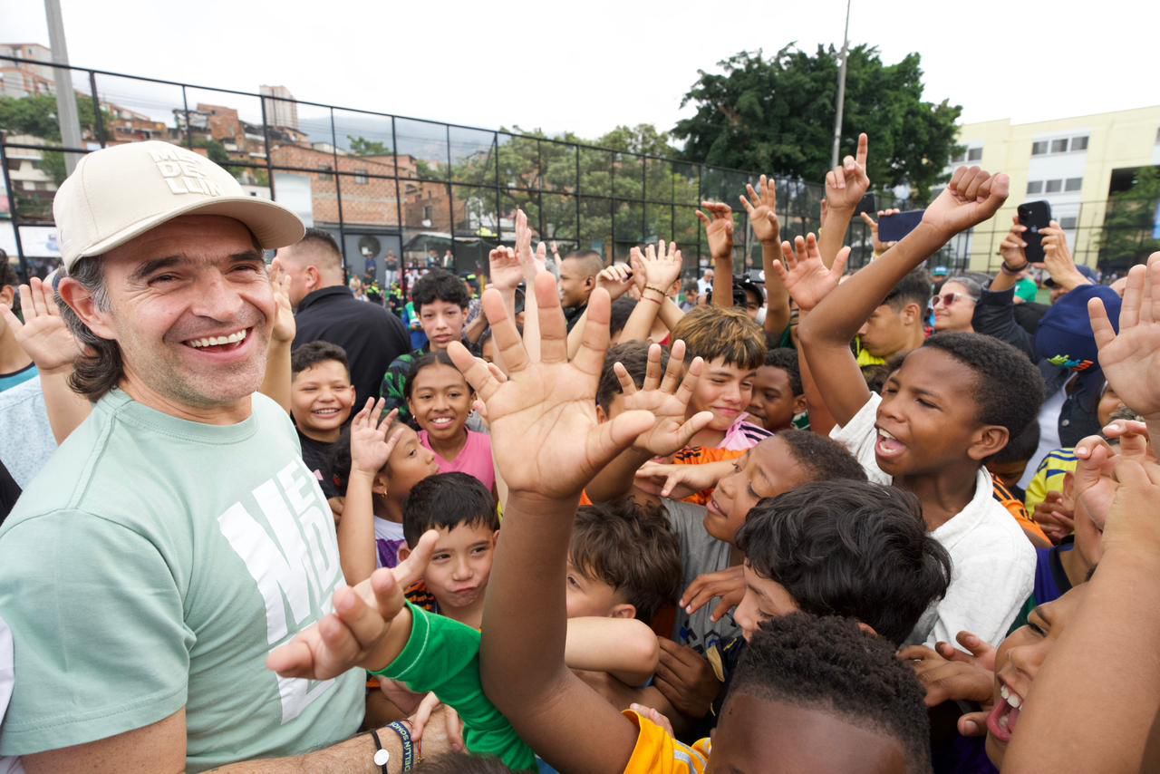 Imagen del Alcalde Federico Gutiérrez con niños de la comunidad