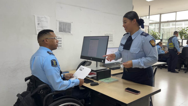 Imagen del agente de tránsito William Martínez Moreno con compañera