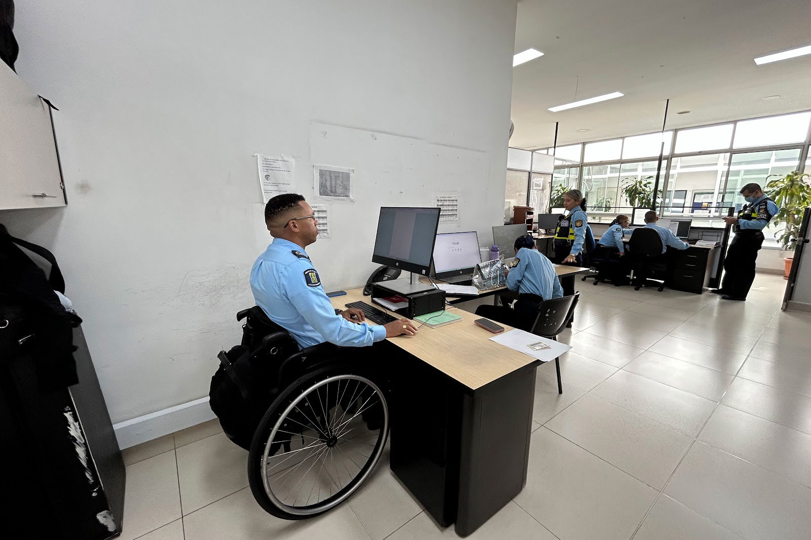 Imagen del agente de tránsito William Martínez Moreno en la oficina