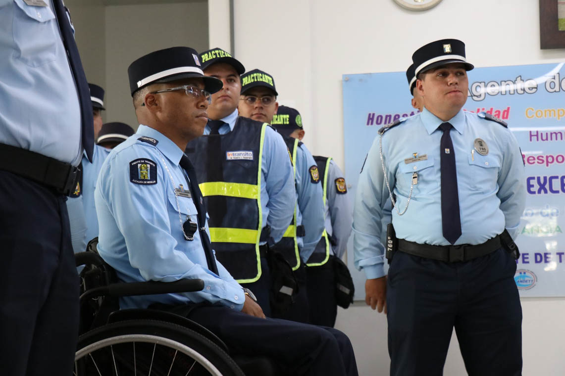 Imagen del agente de tránsito William Martínez Moreno en reunión con compañeros