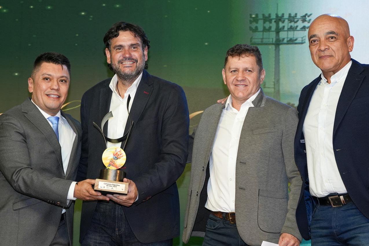 El Director del Inder Medellín, Eduardo Silva Meluk, acompañó la entrega del galardón al Certamen Deportivo del Año por la realización en la ciudad de los Campeonatos Panamericanos de Natación Panam Aquatics Noche del Orgullo Paisa – El Deportista del Año Acord Antioquia