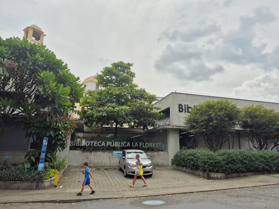 Imagen Biblioteca Pública La Floresta FACHADA 3