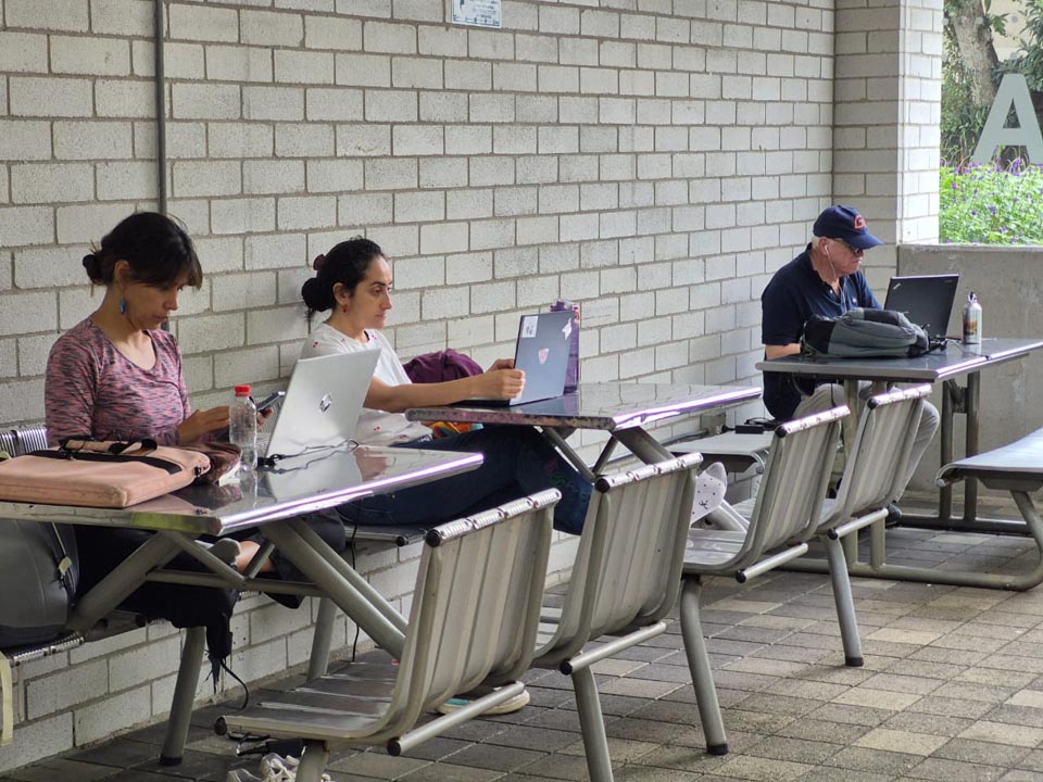 Patio de la Biblioteca Pública La Floresta. En el medio, Asmaa Gamal, profesora y poeta egipcia. Imagen Biblioteca Pública La Floresta PATIO