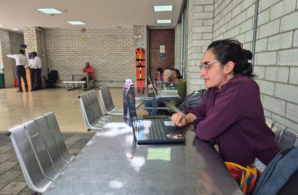 En primer plano, la profesora y poeta egipcia Asmaa Gamal. Imagen Biblioteca Pública La Floresta PROFESORA