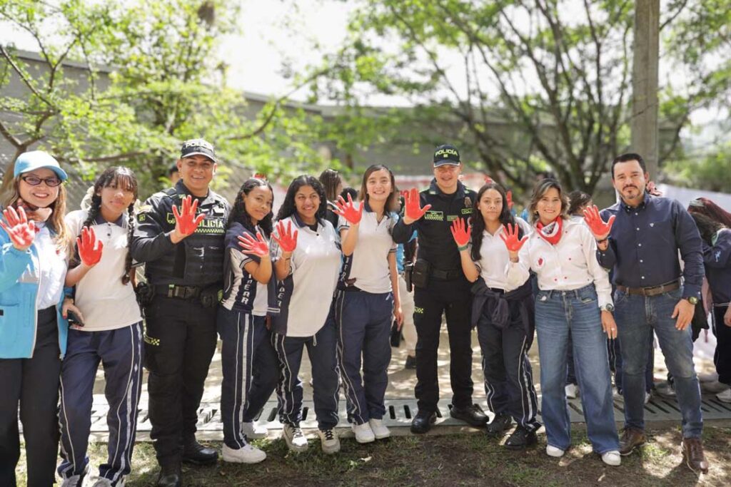 Imagen DÍA MANOS ROJAS 1