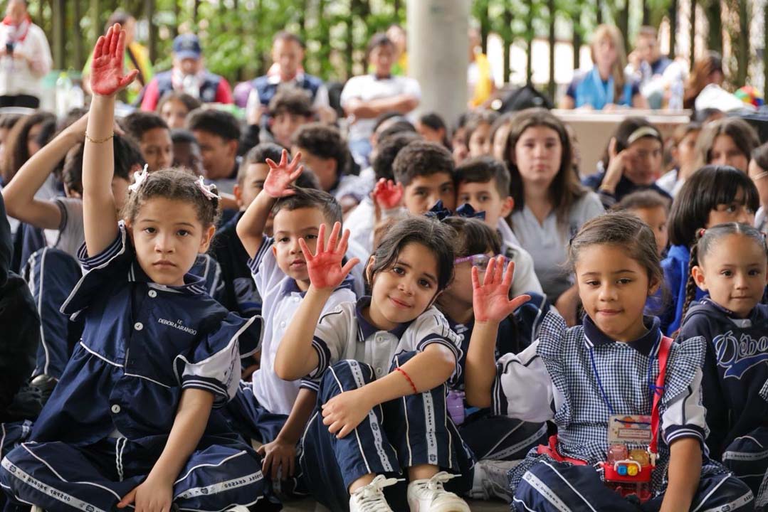 Imagen Día manos Rojas (1)