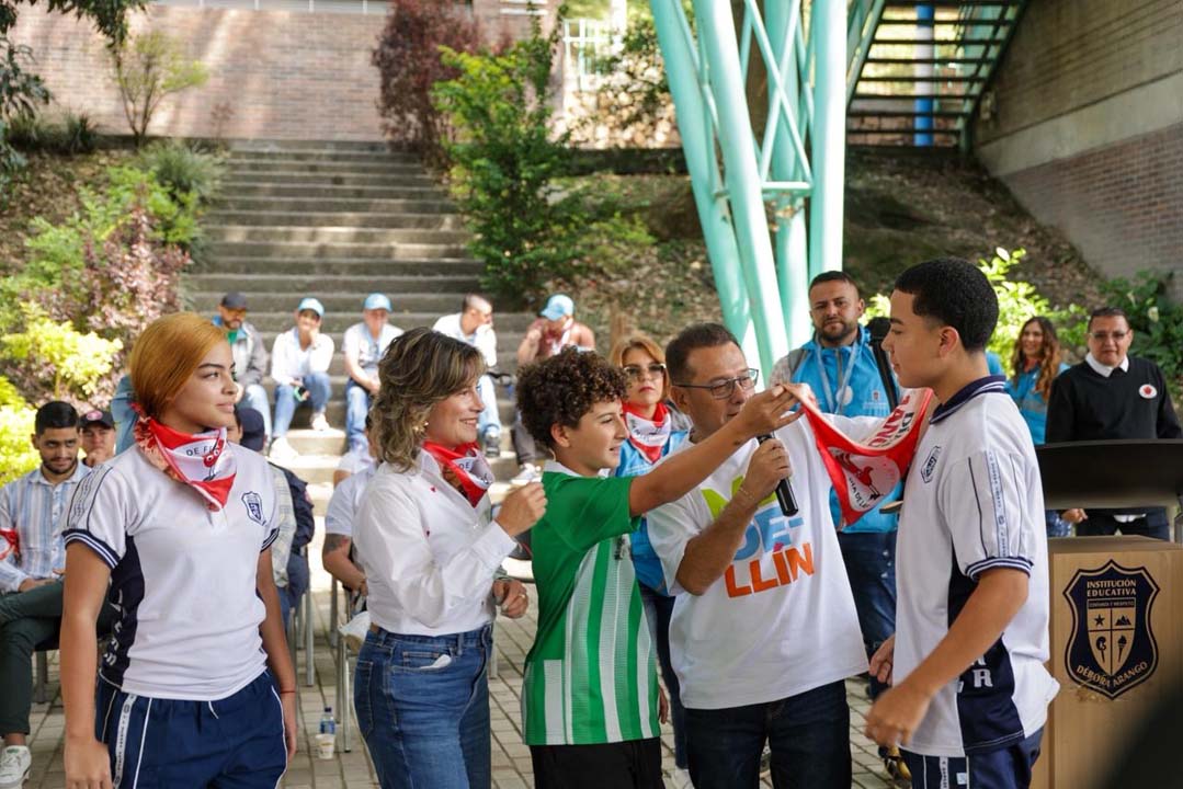 Imagen Día manos Rojas (1)