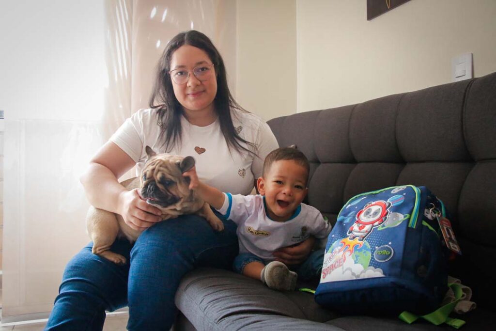 Federico con su mamá y su perro en la casa Imagen Federico y sus primeros pasos en Buen Comienzo (2)
