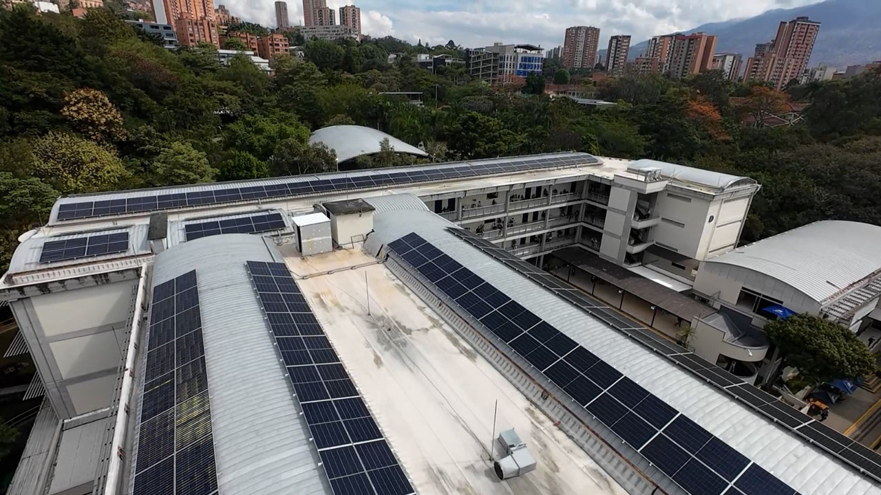 Imagen Institución Universitaria ITM genera su propia energía para cargar buses eléctricos (2)