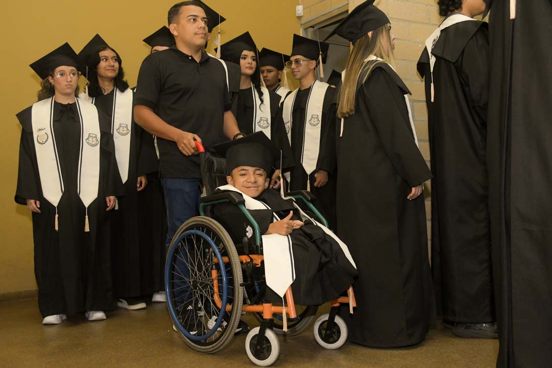 Imagen La voluntad de acero venció a la enfermedad de los huesos de cristal CON HERMANO